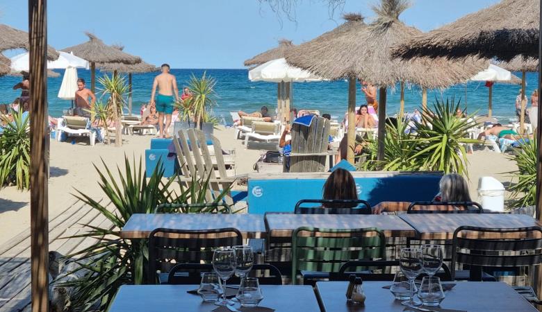 Vue-d-ensemble-terrasse-salons-transats