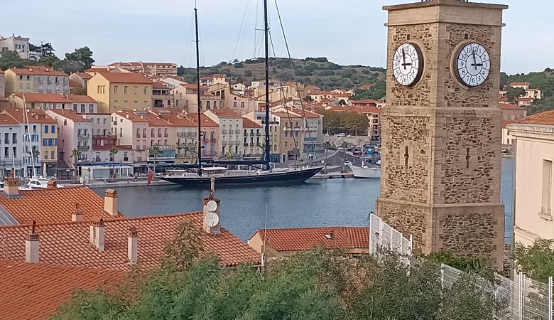 Vue port avec voilier Vue port avec voilier