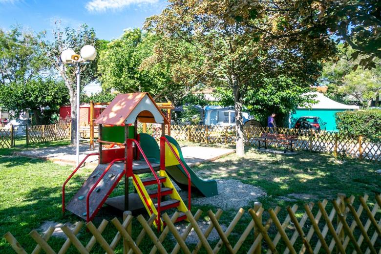 aire_de_jeu_camping_le_colomer_ille_sur_tet-web