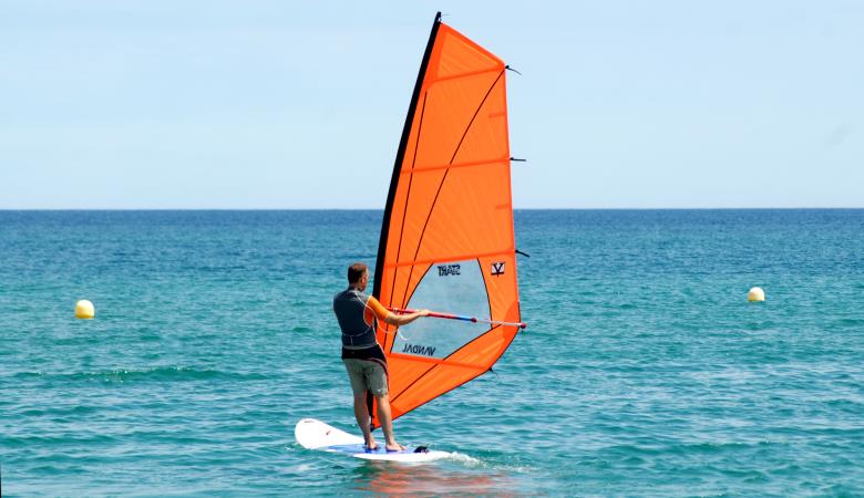 argeles-club-emeraude-plancheavoile-location-windsurf-rent-class-cours