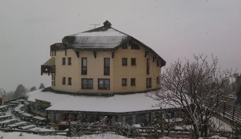 arriere hotel sous la neige