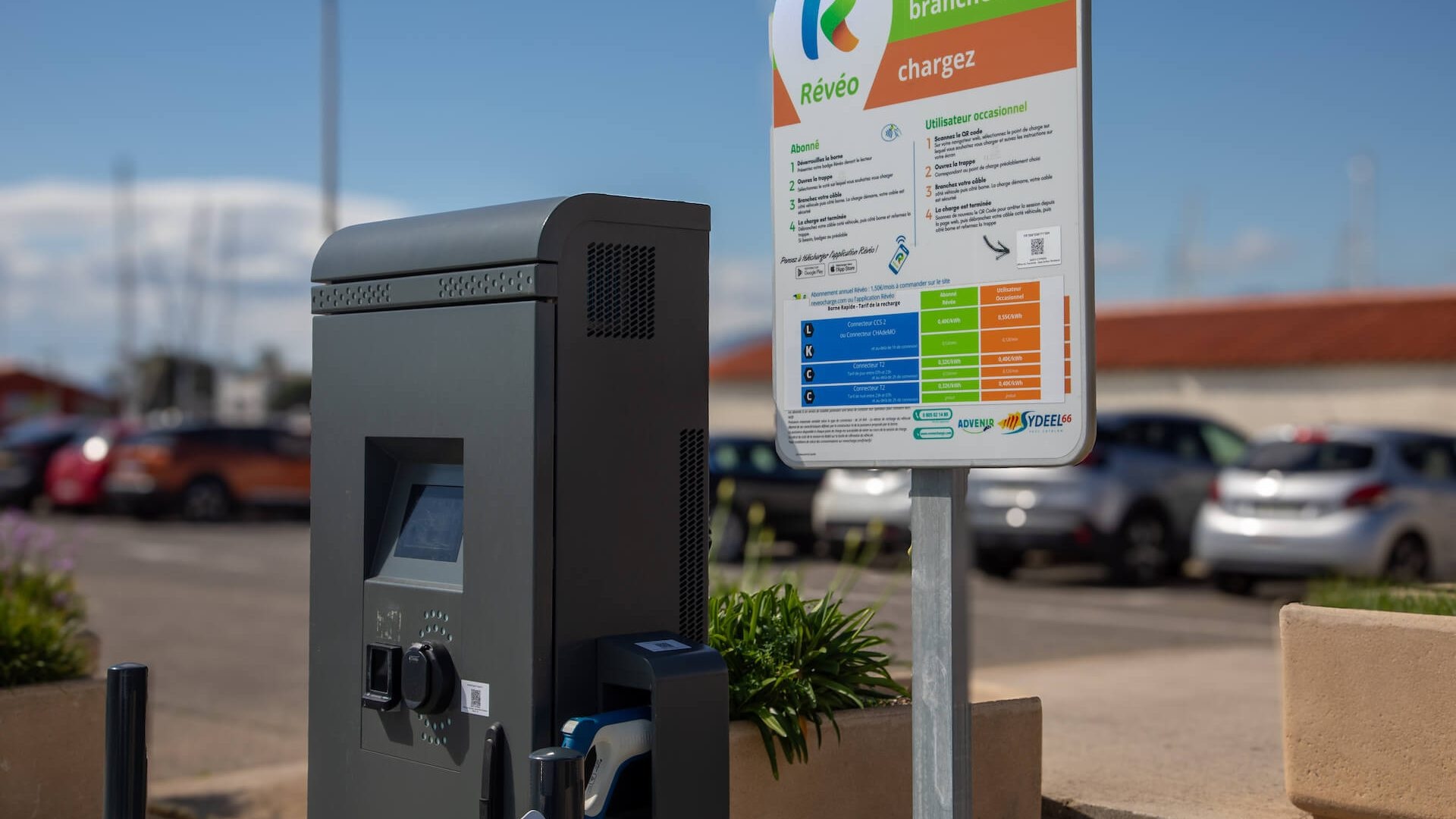BORNE RÉVÉO (2 EMPLACEMENTS) SUR LE PARKING DE PORT-CIPRIANO