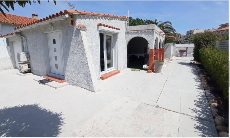 SUPERBE VILLA-PISCINE À 170M DE LA PLAGE