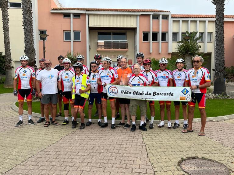 membres cyclo barcares  avec maillot club devant mairie barcares