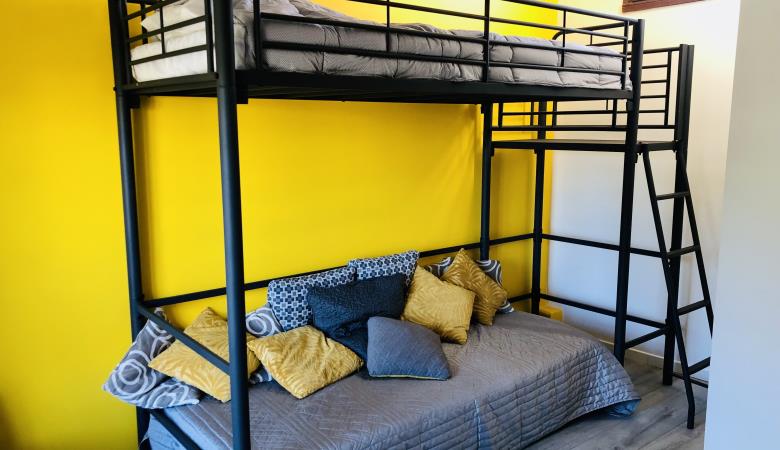 chambre jaune lits supersposes