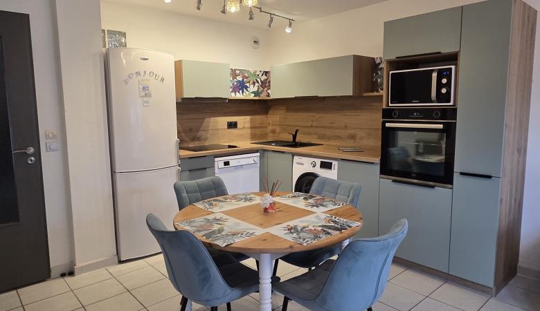 cuisine avec table eet chaise