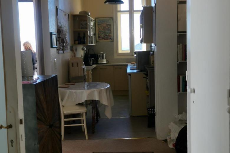 cuisine vue de l'entrée
