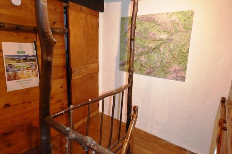 Couloir avec grande carte de randonnée_17