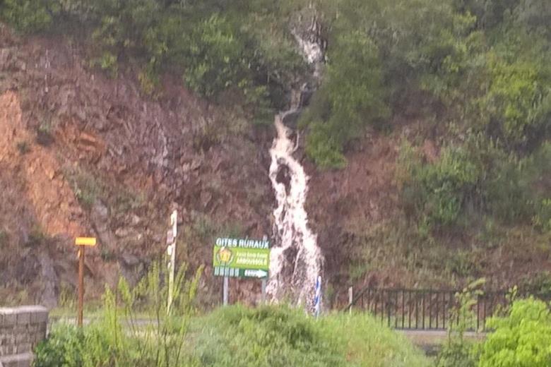 sur la route d'Arboussols cascade après l'orage_42
