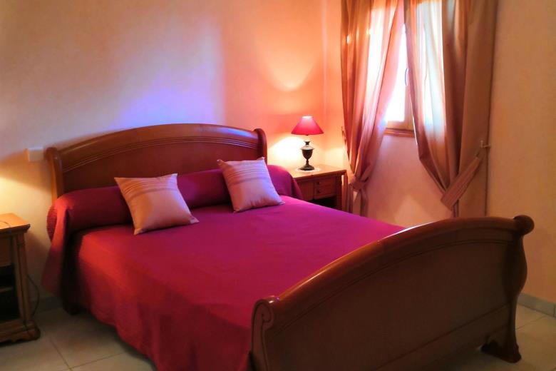 Chambre 1 voisine salle d'eau lit en 140_28
