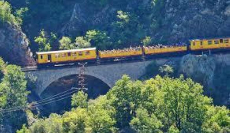 29 Petit train jaune sur le pont Séjouné_95