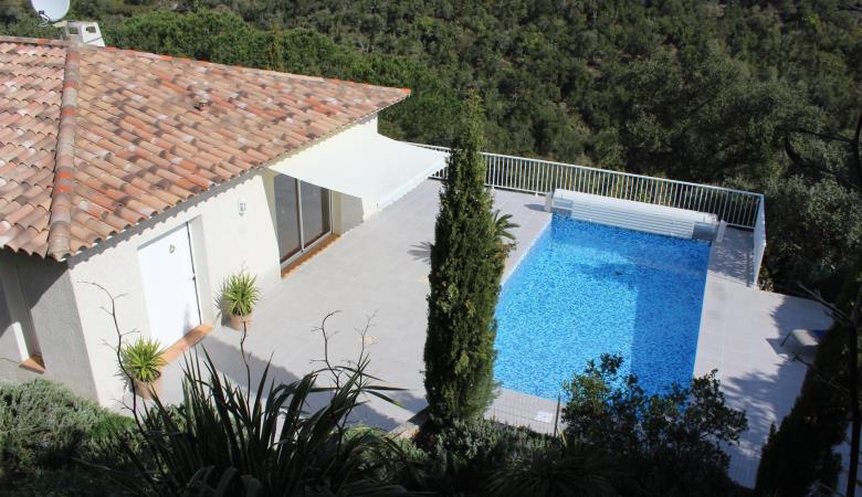 La villa avec sa terrasse et sa piscine_13