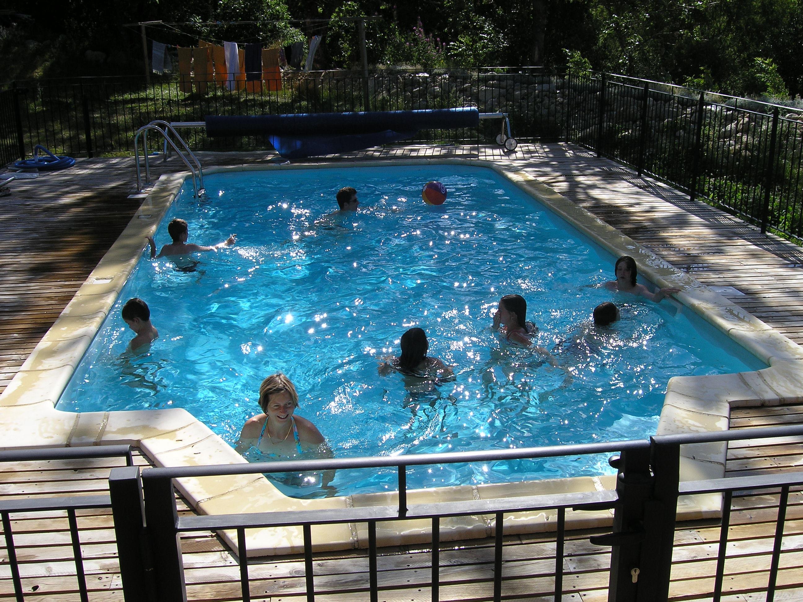 piscine avec monde_20-@gitesdefrance66