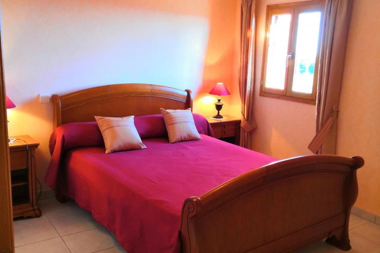 Chambre 1 voisine salle d'eau lit en 140_27