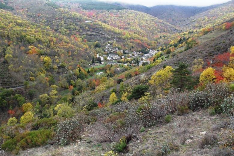 Vue sur Urbanya en automne_27