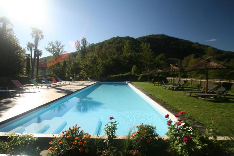 piscine entourée de montagnes_26