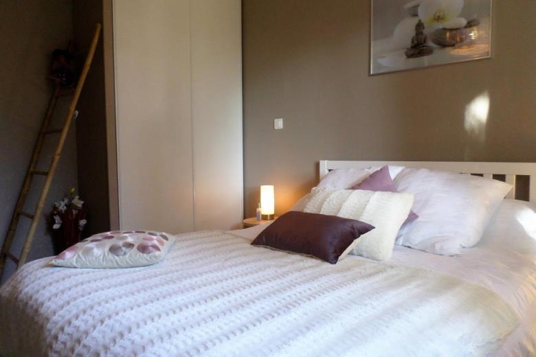 la chambre d'hôtes et  son lit_15