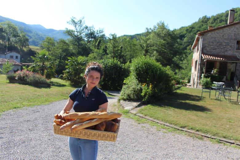 livraison du pain et croissants en saison_15