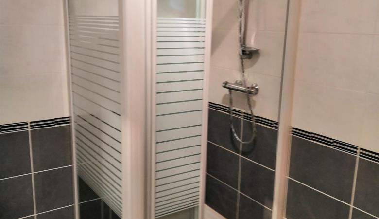 belle cabine de douche dans salle d'eau_30
