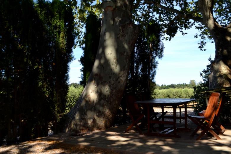 moulin-saint-pierre-table-chaises-sous-arbres-aire-camping-car-millas-web