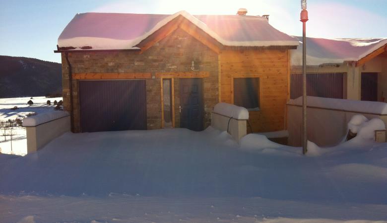 Maison des ours sous la neige