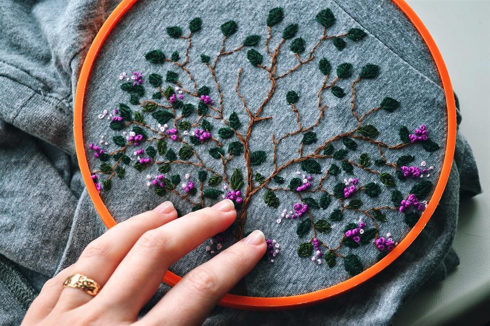 Journees du patrimoine atelier creation d’une broderie d’une fleur médiéval