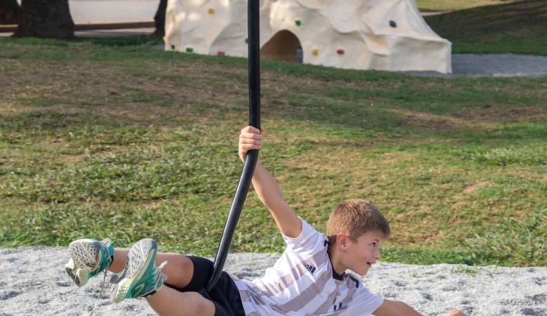 tyrolienne et mur d'escalade